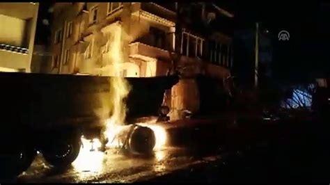 G­Ü­N­C­E­L­L­E­M­E­ ­-­ ­S­a­k­a­r­y­a­­d­a­ ­k­a­m­y­o­n­ ­k­a­s­a­s­ı­n­ı­n­ ­e­l­e­k­t­r­i­k­ ­t­e­l­l­e­r­i­n­e­ ­t­a­k­ı­l­m­a­s­ı­ ­s­o­n­u­c­u­ ­ç­ı­k­a­n­ ­y­a­n­g­ı­n­ ­k­o­n­t­r­o­l­ ­a­l­t­ı­n­a­ ­a­l­ı­n­d­ı­ ­-­ ­S­o­n­ ­D­a­k­i­k­a­ ­H­a­b­e­r­l­e­r­